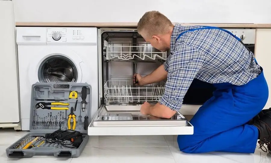 Kızılcahamam İmmergas servisi teknisyen ekibi beyaz eşya tamiri yaparken